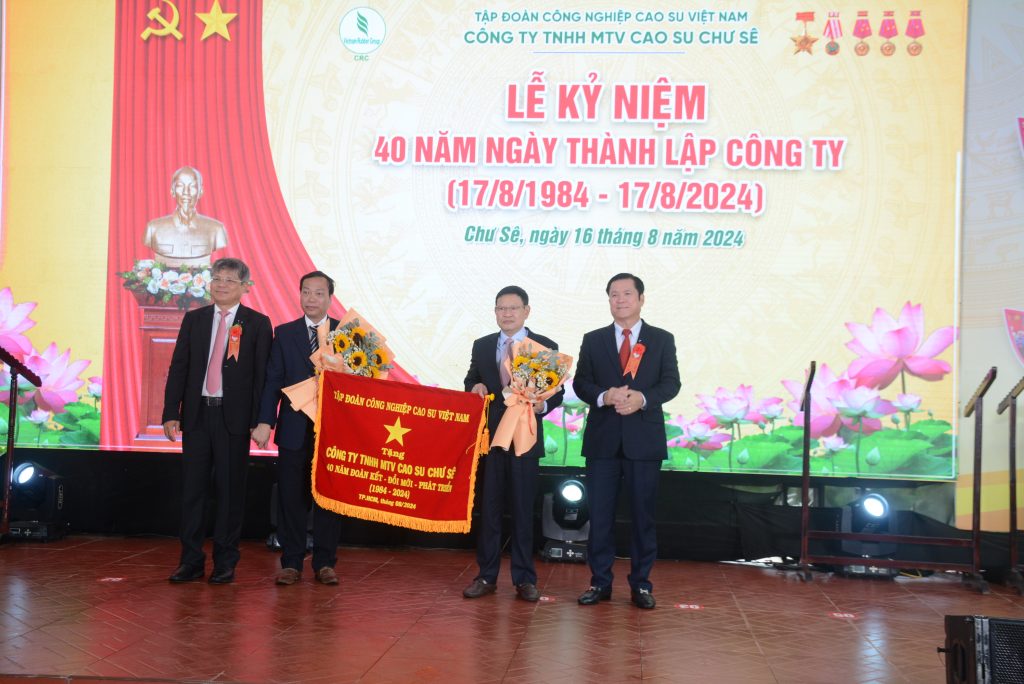 Cao su Chư Sê xứng danh “Anh hùng Lao động” thời kỳ đổi mới